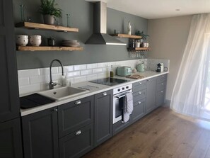 Kjøleskap, mikrobølgeovn, ovn og kokeplater