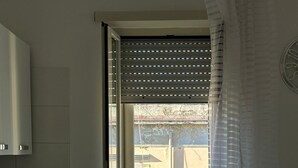 Et moderne køkken med en skydedør, der fører ud til en balkon.