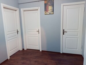 Familienapartment, Gemischter Schlafsaal, Stadtblick | 2 Schlafzimmer, Verdunkelungsvorhänge, Bügeleisen/Bügelbrett