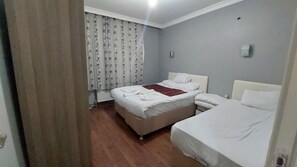 Familienapartment, Gemischter Schlafsaal, Stadtblick | 2 Schlafzimmer, Verdunkelungsvorhänge, Bügeleisen/Bügelbrett
