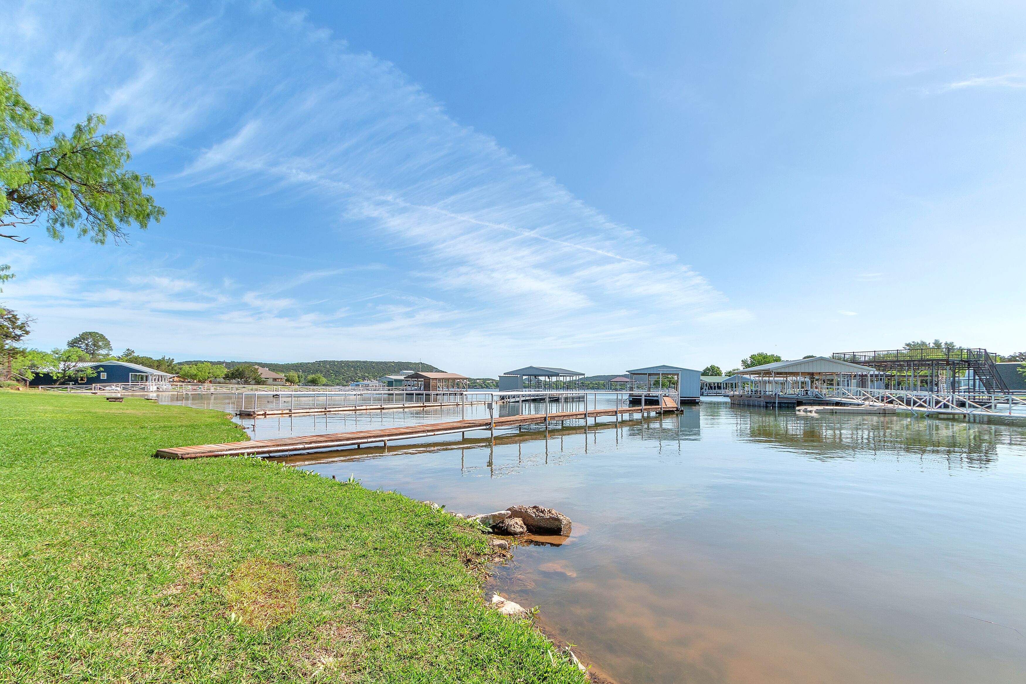 Lake house in a quiet cove, short boat ride to Hells Gate!