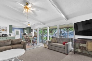 TV - Lake house in a quiet cove, short boat ride to Hells Gate! (Graford)