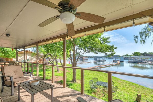 Outdoor dining - Lake house in a quiet cove, short boat ride to Hells Gate! (Graford)