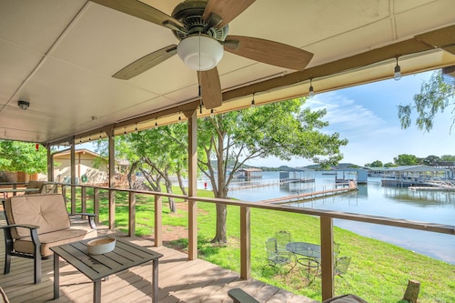 Lake house in a quiet cove, short boat ride to Hells Gate!