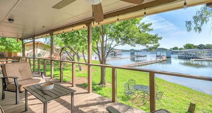 Lake house in a quiet cove, short boat ride to Hells Gate!