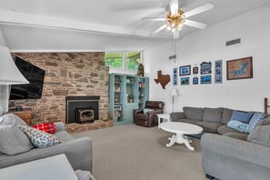 TV - Lake house in a quiet cove, short boat ride to Hells Gate! (Graford)