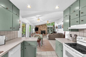 Fridge, microwave, oven, stovetop - Lake house in a quiet cove, short boat ride to Hells Gate! (Graford)