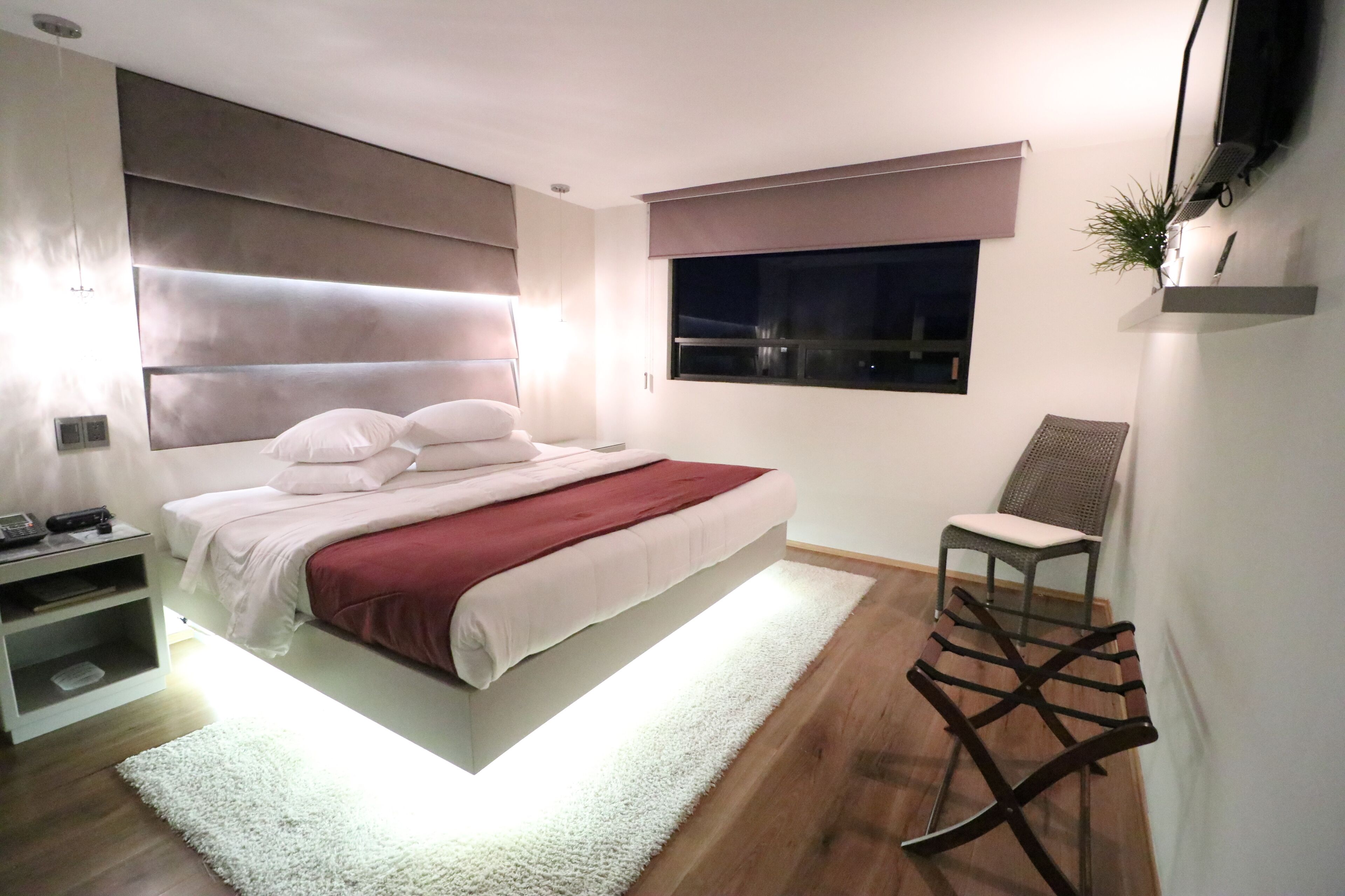 Habitación junior | Caja de seguridad en la habitación y muebles diferentes 