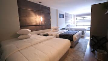 Habitación familiar | Caja de seguridad en la habitación y muebles diferentes
