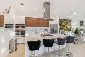 Kjøleskap, kaffetrakter/tekoker og kjøkkenutstyr