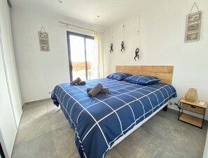 3 slaapkamers, een strijkplank/strijkijzer, reisbedje, gratis wifi