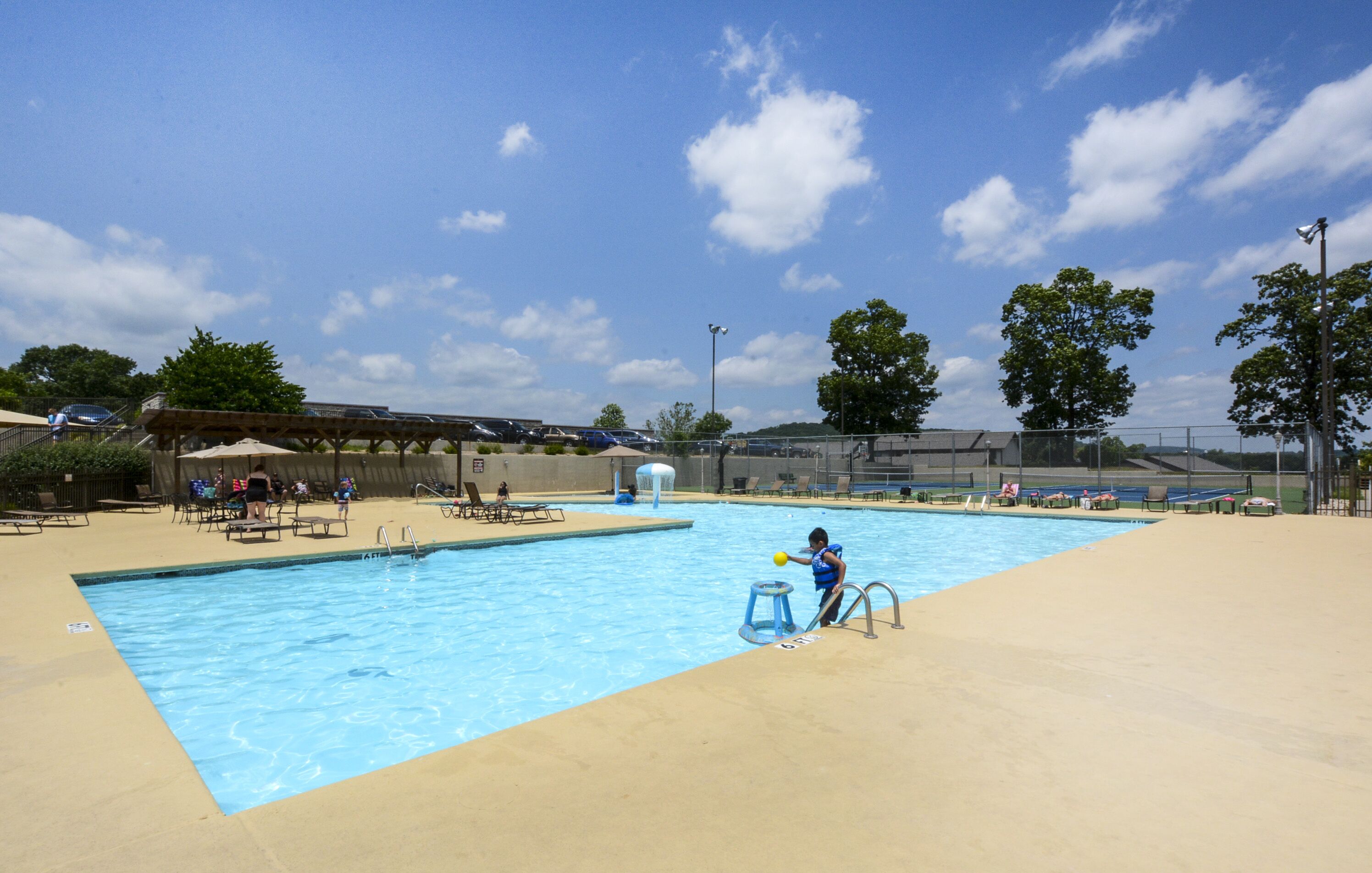 Een binnenzwembad, een buitenzwembad