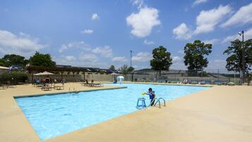 Una piscina cubierta, una piscina al aire libre