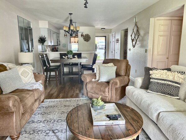 Smart TV, fireplace - Heated Pool, Gorgeous and Large Condo in Resort! (Branson)