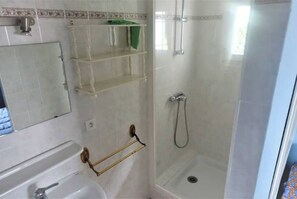 تجهيزات دش، مجففات شعر، صابون، شامبو