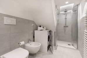 Doccia, asciugacapelli, bidet, asciugamani