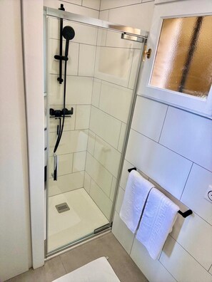 Haartrockner, Handtücher, Toilettenpapier