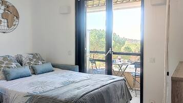 1 chambre, fer et planche Ă repasser, lit parapluie