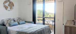 1 chambre, fer et planche Ă repasser, lit parapluie