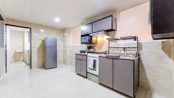Departamento, 3 habitaciones | Cocina privada | Microondas, horno, licuadora y utensilios de cocina