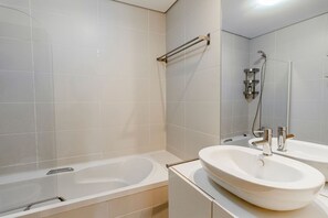 Haartrockner, Handtücher, Toilettenpapier