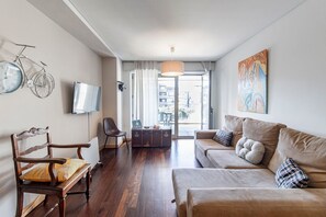 TV - D. João IV Apartment w/ Terrace by LovelyStay (Porto)