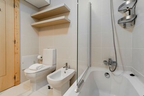 Sèche-cheveux, serviettes fournies, papier toilette
