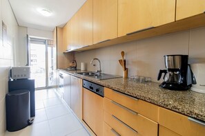 Fridge, microwave, oven, stovetop - D. João IV Apartment w/ Terrace by LovelyStay (Porto)