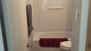 吹风机、毛巾、肥皂、洗发水