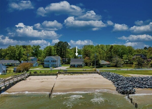 Sur la plage, chaise longue