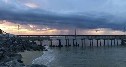 Peaceful Waterfront Retreat. Kayaks, Bicycles, Firepit, and more. Pet-Friendly!