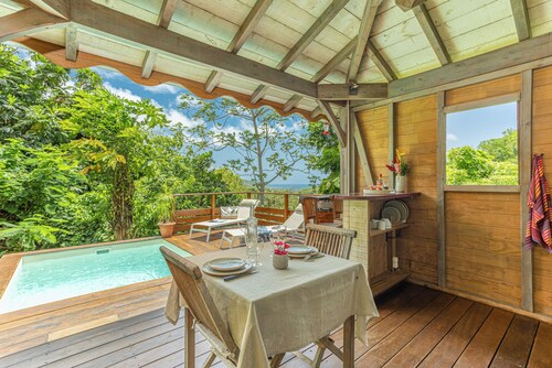 Kay pirina: romantic lodge with pool and sea view