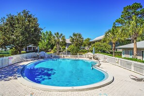 Outdoor pool, a heated pool - 30-A Retreat☀️3/2.5☀️Beach Across St☀️Balcony☀️Pools (Santa Rosa Beach)