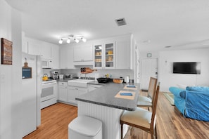 Fridge, microwave, oven, stovetop - 30-A Retreat☀️3/2.5☀️Beach Across St☀️Balcony☀️Pools (Santa Rosa Beach)