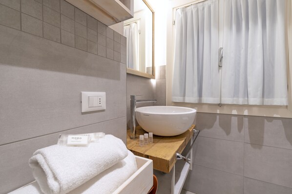 Regadera, secadora de cabello, bidet, toallas 