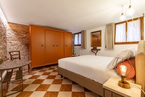 4 habitaciones, tabla de planchar con plancha, wifi y ropa de cama 