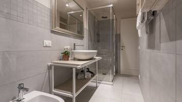 Dusche, Haartrockner, Bidet, Handtücher