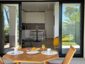 Enjoy a delicious breakfast in this dining area with a view of the lush garden.