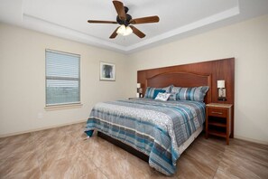 2 bedrooms, desk, iron/ironing board, free WiFi - Nest at Hummingbird 3 w King bed free parking  Patio (Pharr)