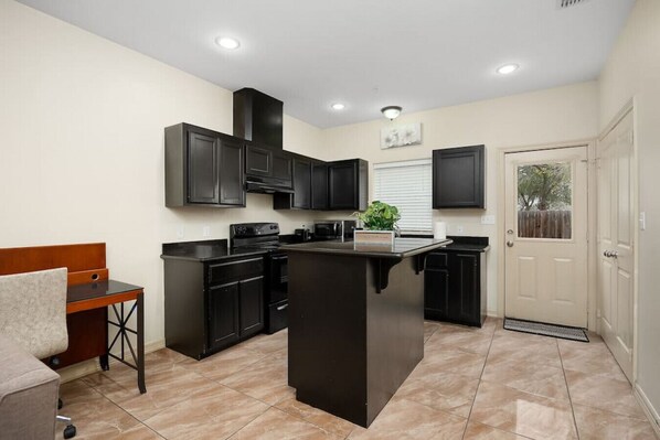 Fridge, microwave, oven, stovetop - Nest at Hummingbird 3 w King bed free parking  Patio (Pharr)