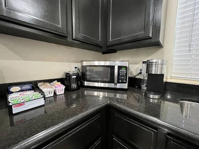 Nest at Hummingbird 3 w King bed free parking Patio