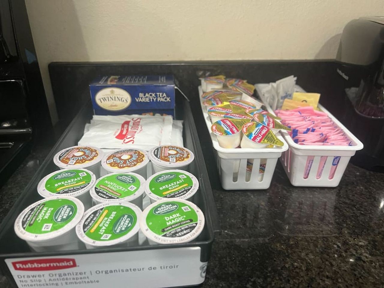 Eine Küchenarbeitsfläche mit verschiedenen Lebensmitteln, darunter eine Packung Twinings Schwarztee-Sorten, mehrere Becher Frühstücksyoghurt und ein Rubarbmaid-Schubladeneinsatz.