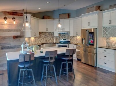 Lakefront. Spectacular Mountain and Lake Views/Dock/Private Cove. Gentle Slope.