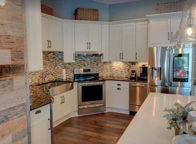 Lakefront. Spectacular Mountain and Lake Views/Dock/Private Cove. Gentle Slope.