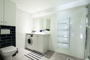 Shower, hair dryer, towels