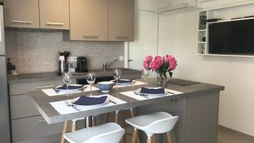 Réfrigérateur, micro-ondes, four, plaque de cuisson