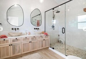 Shower, hair dryer, towels, soap - Bahamas Beach House (Nassau)