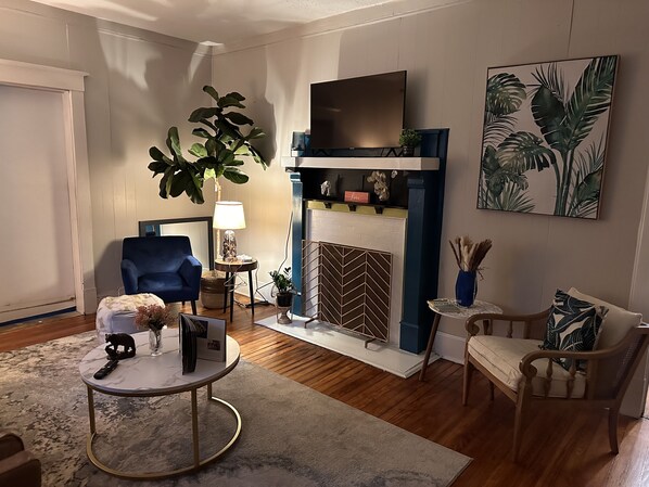 Interior - Beautiful Preserved Downtown Casa Antigua with Hot Tub and Patio (Savannah)