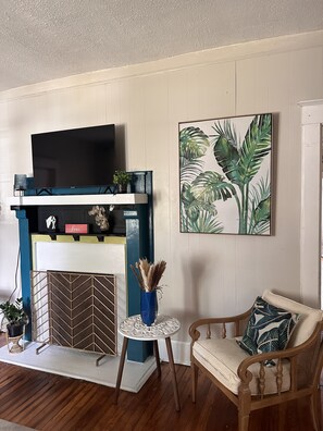 Interior - Beautiful Preserved Downtown Casa Antigua with Hot Tub and Patio (Savannah)