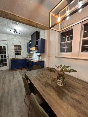 Dining - Beautiful Preserved Downtown Casa Antigua with Hot Tub and Patio (Savannah)